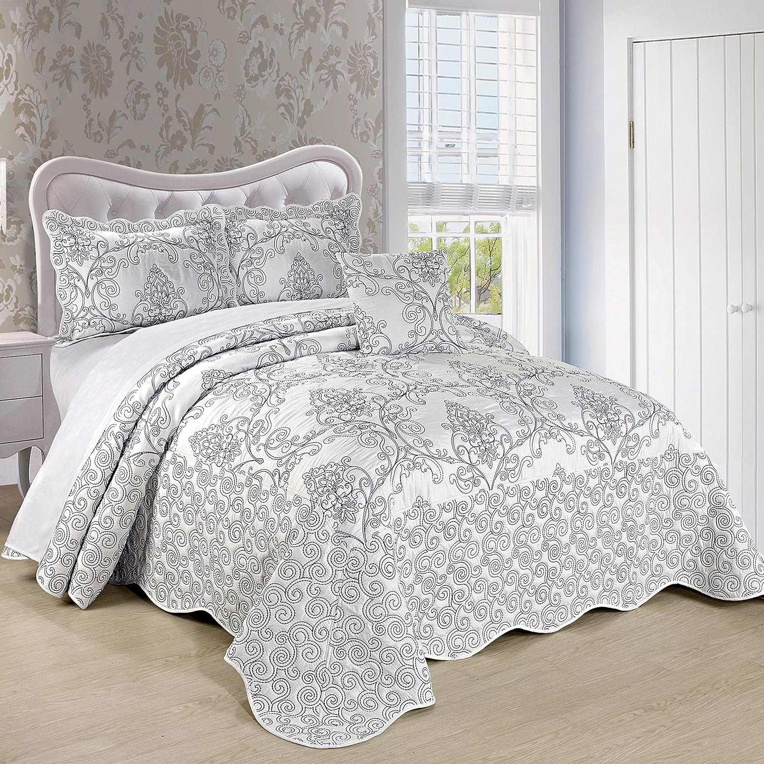 White Embossed Floral Texture Print 4-Piece Set: Soft, Comfortable, And Breathable